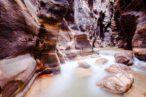 Arnon fließt durch Schlucht, Wadi Mujib, Jordanien, Naher Osten