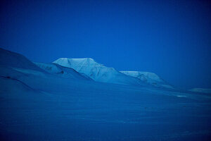 Winterliche Landschaft von Spitzbergen in der Nacht, Spitzbergen, Svalbard, Norwegen