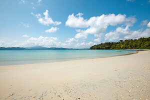 Aerial Bay Harbour, Sandbank zwischen unbewohnten Inseln Ross & Smith Islands, Bootstour noerdl. von Diglipur, North Andaman, Andaman Islands, Union Territory, India
