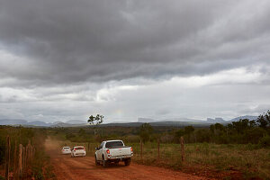Touristen auf Piste, Verbindungsstrasse zur Facenda Pratinha, am Dorf Santa Rita, Tafelberge des Nationalparks, noerdlich des Chapada Diamantina National Park, Bahia, Brasilien