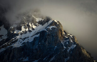 Prisojnik Bergmassiv mit Wolken im Sonnenuntergangslicht, Schnee, Prisanc, von der Krnica-Hütte (Dom Krnica), Sava Tal, Vrši-Pass, Triglav Nationalpark, Julische Alpen, Slowenien, Europa