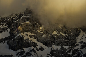 Prisojnik Bergmassiv mit Wolken in mystischem Sonnenuntergangslicht, Prisanc, von der Krnica-Hütte (Dom Krnica), Sava Tal, Vrši-Pass, Triglav Nationalpark, Julische Alpen, Slowenien, Europa