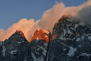 Alpenglühen an den Gipfeln des Prisojnik Bergmassiv mit Wolken im Sonnenuntergangslicht, Prisanc, von der Krnica-Hütte (Dom Krnica), Sava Tal, Vrši-Pass, Triglav Nationalpark, Julische Alpen, Slowenien, Europa