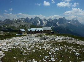 Schlernhäuser auf der Seiser Alm, Blick zum Rosengarten, Dolomiten, Südtirol, Italien