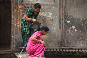 zwei Frauen beim rituellen Bad, Galtaji Tempel, Jaipur, Rajasthan, Indien