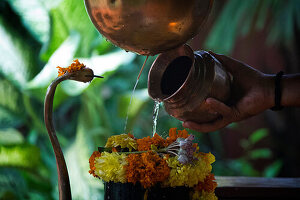 Hinduistische Tempelzeremonie in einem Shiva Tempel, Goa, Indien