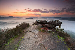 Markante Felsenformationen in der Pfalz, Sonnenaufgang auf dem Geierstein bei Lug, Pfälzer Wald, Rheinland-Pfalz, Deutschland