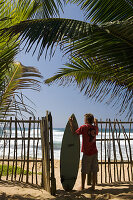 Junger Surfer in Hikkaduwa, Sri Lanka