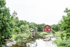 Alte Mühle mit rotem Holzhaus auf dem Land in Västergötland, Schweden
