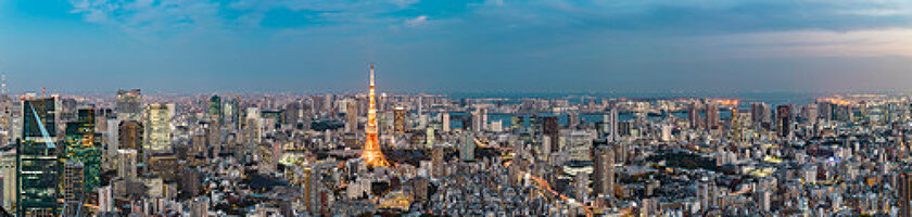 Tokio Skyline mit Skytree, Tokyo Tower, Rainbow Bridge und Bucht während der blauen Stunde vom Skydeck Roppongi Hills, Minato-ku, Tokio, Japan