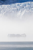 Eisscholle im Nebel vor Gletscher, Seligerbreen, Liefdefjorden