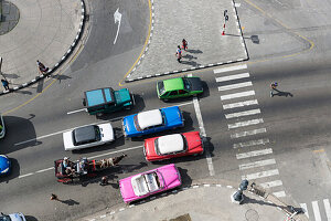 view from the roof of Hotel Saratoga on a crossroads, zebra crossing, horse-drawn carriage, oldtimer, cars, historic town, center, old town, family travel to Cuba, parental leave, holiday, time-out, adventure, Havana, Cuba, Caribbean island
