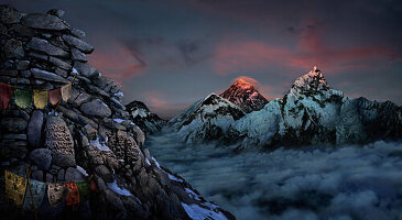 Mount Everest bei Sonnenuntergang mit Gebete (Mt Nuptse rechts), Kala Patthar, Khumbu, Nepal, Asien