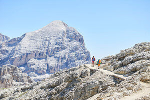 Zwei Wanderer in den Dolomiten, Südtiroler Berge im Sommer