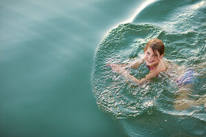 Neunjähriges Mädchen schwimmt im Ammersee, Bayern Deutschland