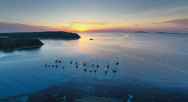 Segelboote in Bojenfeld vor Insel Susak, Kvarner Bucht, Adria, Kroatien        