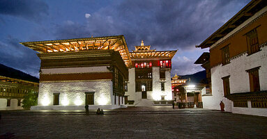 Klosteranlage am Abend, Tashichho Dzong, Tashidzoedzong, das Kloster war der traditionelle Sitz des Oberhauptes der Regierung Bhutans und die Sommerhauptstadt, Thimphu, Bhutan, Himalaya, Asien