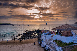 Kap Verde, Insel Santo Antao, Strand bei Tarrafal mit exotischem Strandhaus bei Sonnenuntergang