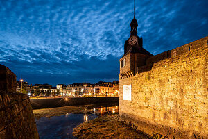 Blick zum Stadtzentrum von Concarneau mit Turmuhr an der Festung Ville Close, Concarneau, Arrondissement Quimper, Departement Finistère, Bretagne, Frankreich, Europa