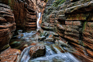 Der Canyon von Österreich, eine tiefe Schlucht mit Wasserfall im Salzburger Land, Langzeitbelichtung