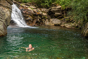 Badefreuden im Valle di Peccia, Trekking del Laghetti Alpini, Tessin, Schweiz