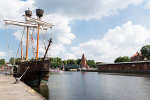 Lisa von Lübeck ist ein hözernes Motorsegelschiff und macht Ausfahrten in der Hansestadt Lübeck in Schleswig-Holstein, Deutschland