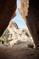 Blick aus einer Höhle auf die Jumbo Rocks im Joshua Tree Park, Kalifornien, USA