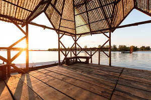 Sonnenuntergang im Donaudelta, Blick aus einem Pavillion am Kanalufer, Mila 23, Tulcea, Rumänien.