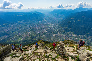 Wanderer auf der Mutspitze, der Hausberg von Dorf Tirol mit Blick auf Meran und dem Etschtal in Südtirol, Italien