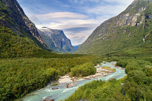 Fluss, Wasserfall, Fjord, Berge, Wald, Fjordnorwegen, Norwegen, Europa
