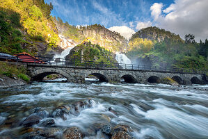 Latefossen, Wasserfall, Brücke, Straße, Odda, Fjordnorwegen, Norwegen, Europa 