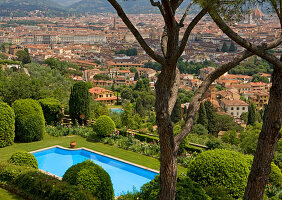 Blick auf Florenz von einem Garten mit Pool mit Blick auf die Stadt, Toskana, Italien