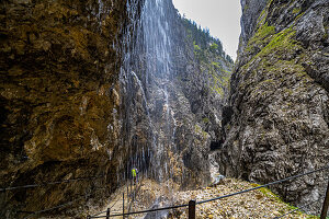 Blick durch Wasserfall in der Höllentalklamm, Grainau, Oberbayern, Deutschland