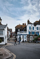 Straßenbild von Geschäften, Residenzen und das Mermaid Street Café in der Mermaid Street, Rye, East Sussex, UK