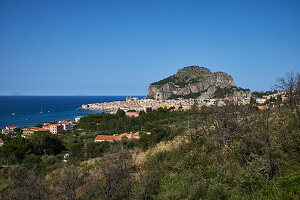 Cefalu aus der Ferne, Sizilien, Italien