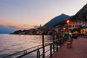 Touristen am langen Gardasee in Limone sul Garda bewundern den Sonnenuntergang. Brescia, Lombardei. Italien