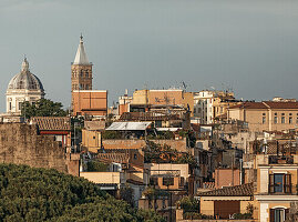 Historische Dächer von Rom in der Altstadt in der Nähe des Forum Italien