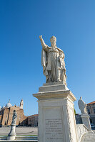 Statue von Papst Clemente am Prato della Valle in Padua, Italien