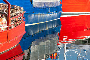 Spiegelung von bunten Booten im Wasser, Halifax, Nova Scotia, Kanada