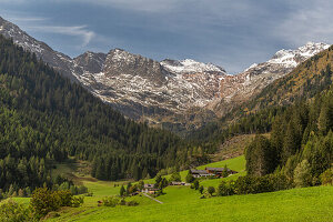 Tal in den Alpen mit Bauernhof, Brenner, Bozen, Südtirol, Italien. Wasserfallweg.