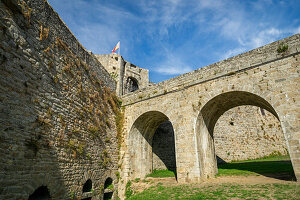 Ein Blick auf die malerische Burg von Dinan an einem sonnigen Sommertag, Bretagne, Frankreich