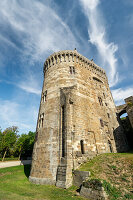 Ein Festungsturm der malerischen Burg von Dinan an einem sonnigen Sommertag, Bretagne, Frankreich