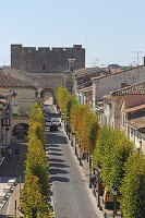 Blick von der Porte Saint-Antoine, Teil der begehbaren Stadtbefestigung von Aigues Mortes in den Boulevard Gambetta, Aigues-Mortes, Camargue, Okzitanien, Frankreich