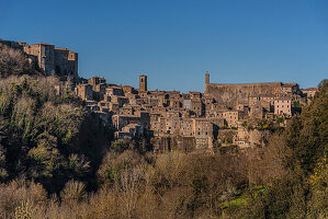 Das Dorf Sorano liegt an einem Hang, Provinz Grosseto, Toskana, Italien, Europa