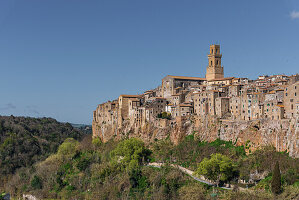 Das Dorf Sorano liegt an einem Hang, Provinz Grosseto, Toskana, Italien, Europa