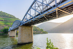 Fachwerkbrücke über den Fluss Douro in Pinaho, Portugal
