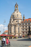 Sonniger Tag am Neumarkt in Dresden mit Frauenkirche im Hintergrund, Sachsen, Deutschland, Europa