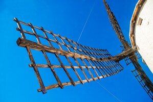 Windmühle, Ansicht von unterhalb eines Arms. Campo de Criptana, Provinz Ciudad Real, Castilla La Mancha, Spanien.