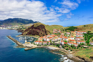 Luftaufnahme von Quinta do Lorde Resort Hotel und Hafen, Canical, Insel Madeira, Portugal, Atlantik, Europa