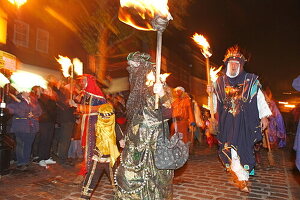 Gedenkfeier Guy Fawkes Night im November, Vereitelung des Sprengstoffanschlags an King James I., der im House of Lords im 17. Jhd. stattfinden sollte; Lewes, East Sussex, England, Großbritannien